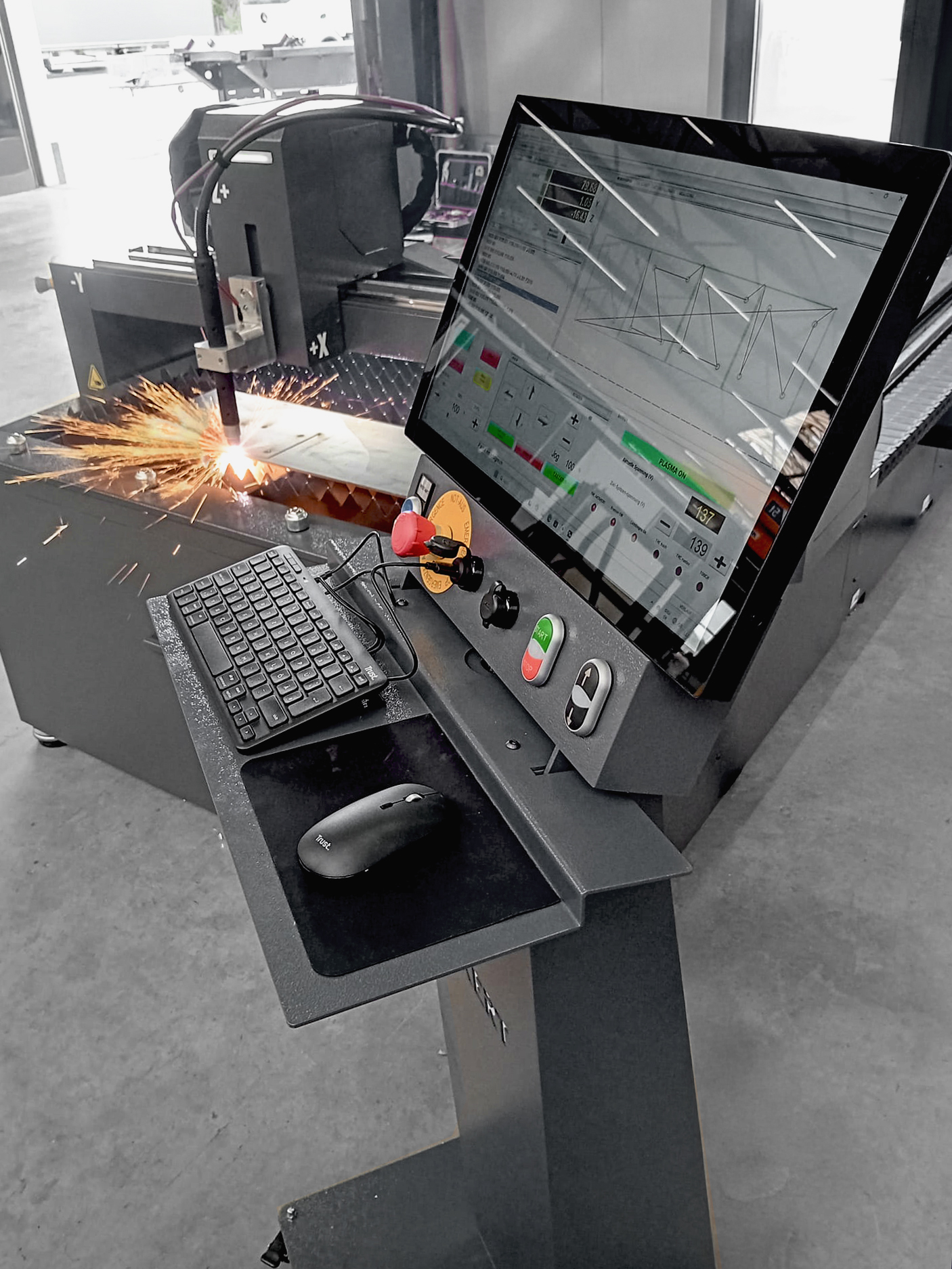 Plasmask&auml;rning av st&aring;l p&aring; Topaz CNC-maskin - n&auml;rbild p&aring; process och kontroller