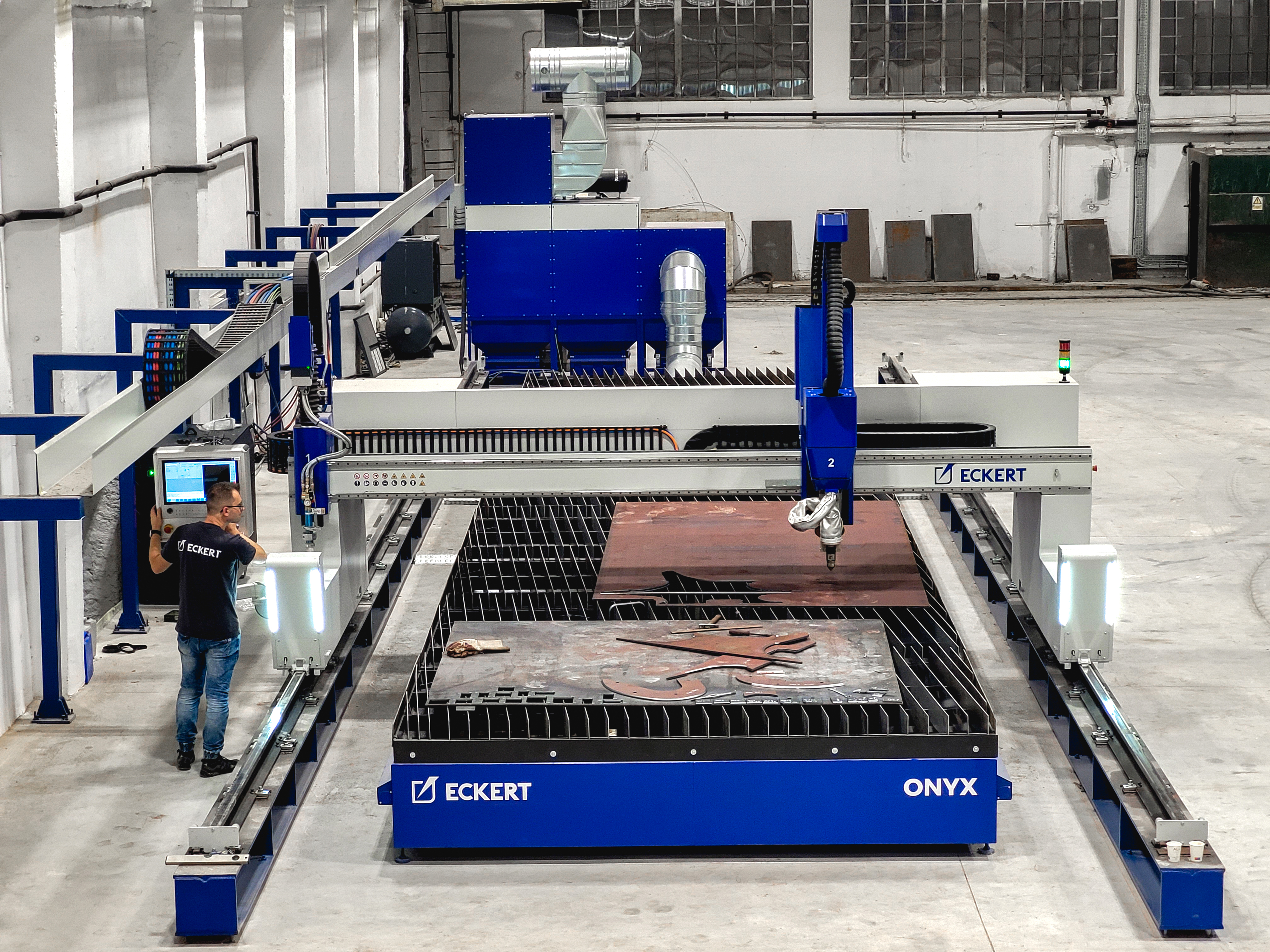 Eckert Onyx industriella CNC-plasmask&auml;rmaskin med masskl&auml;mman korrekt ansluten till materialet