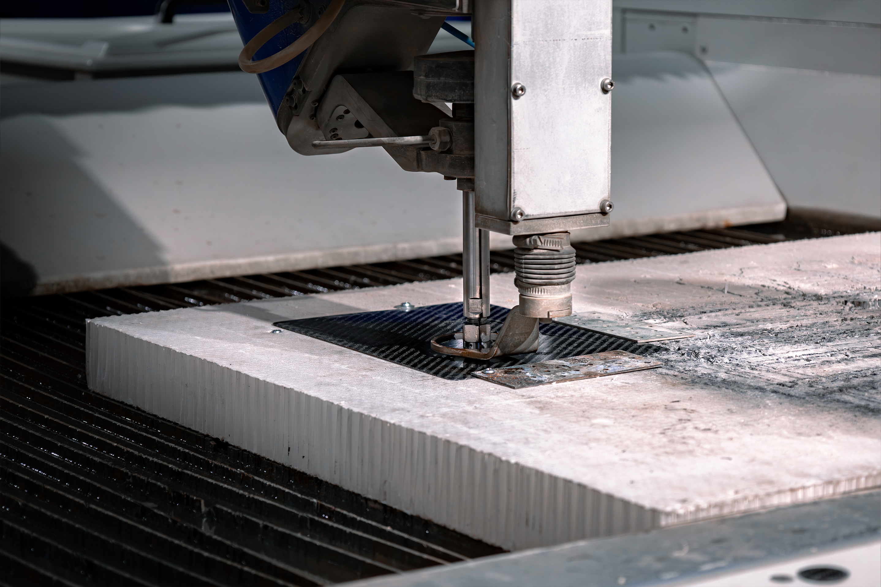 Ren vattensk&auml;rning - sk&auml;rhuvud p&aring; CNC Opal Waterjet Combo-maskin